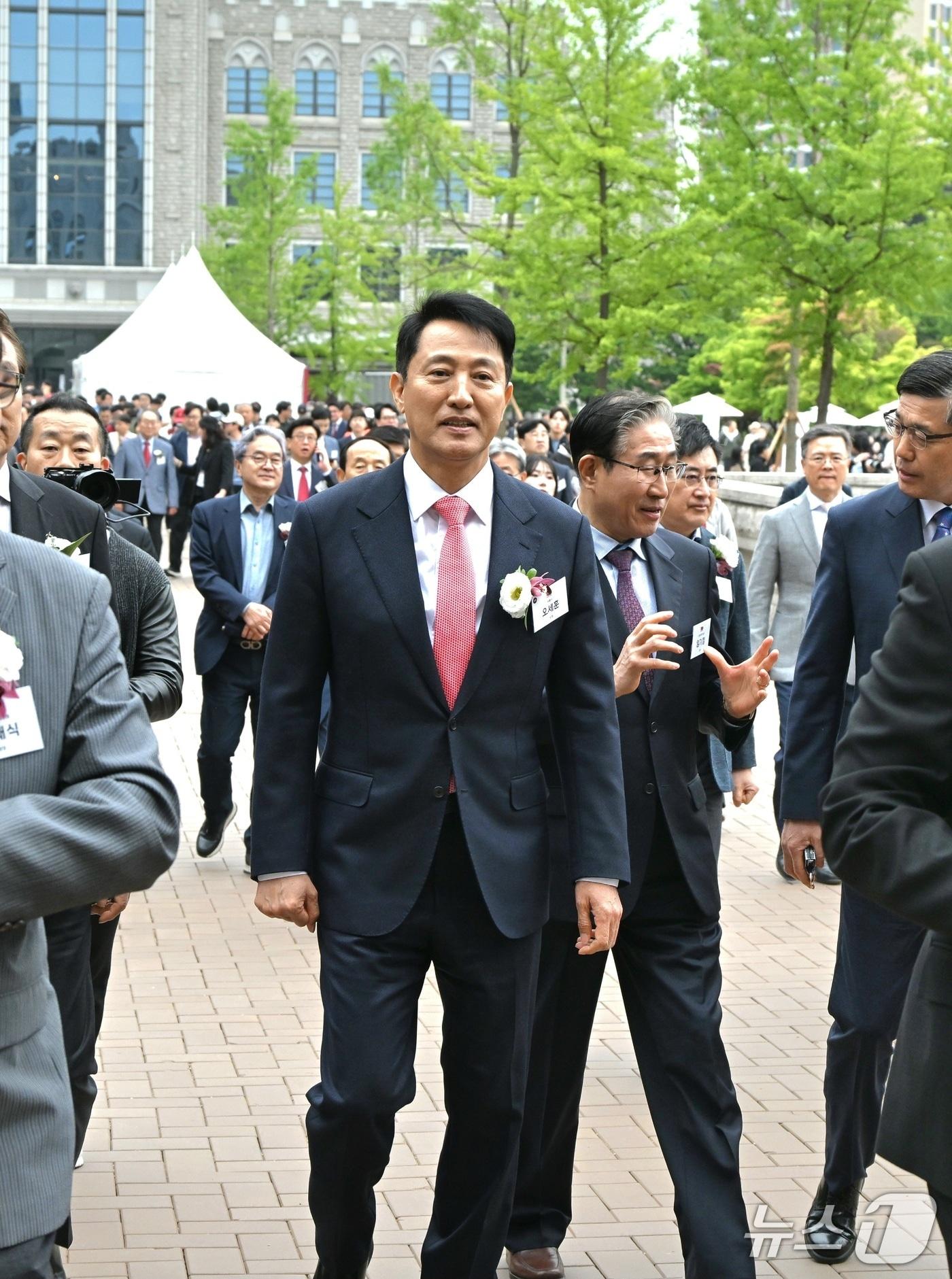 본문 이미지 - 오세훈 서울시장이 5일 고려대 중앙광장에서 열린 '고려대 개교 120주년 기념식'에 참석하고 있다. (서울시 제공)