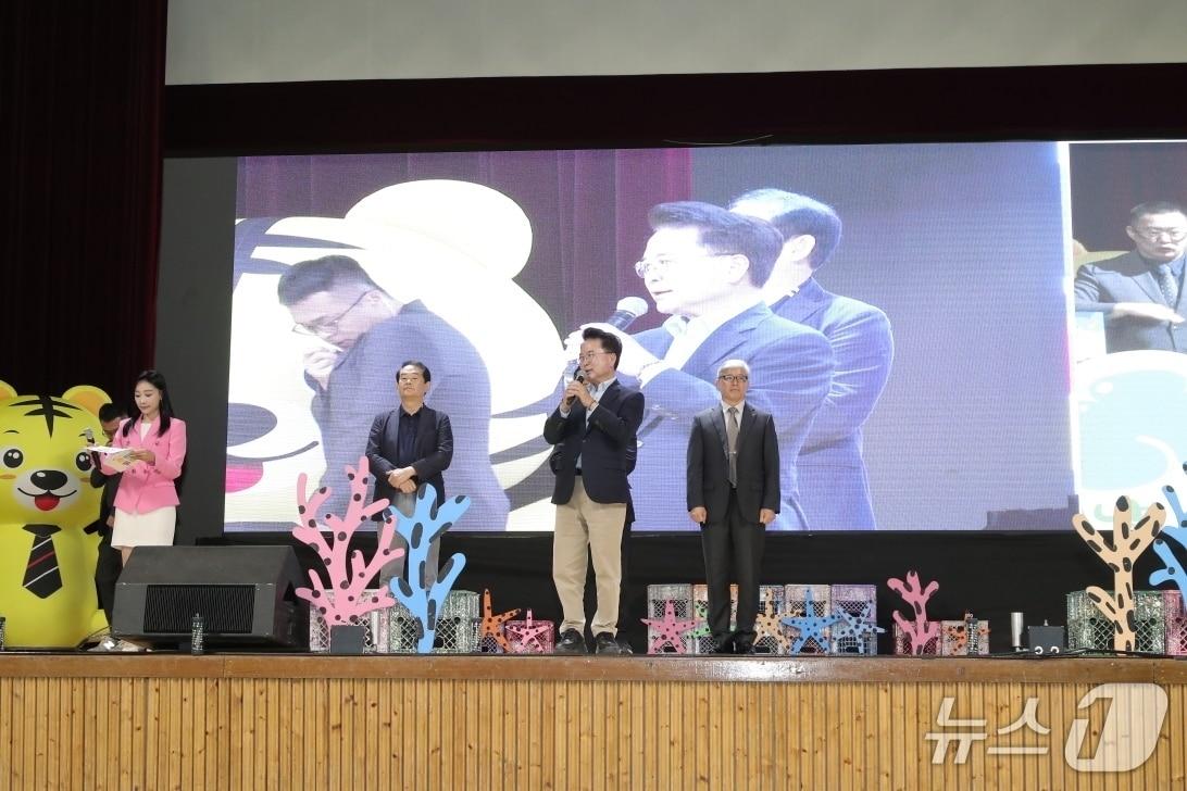 본문 이미지 -  육동한 춘천시장이 5일 호반체육관에서 열린 '어린이 대축제' 행사에 앞서 인사말을 하고 있다.(춘천시 제공, 재판매 및 DB금지)