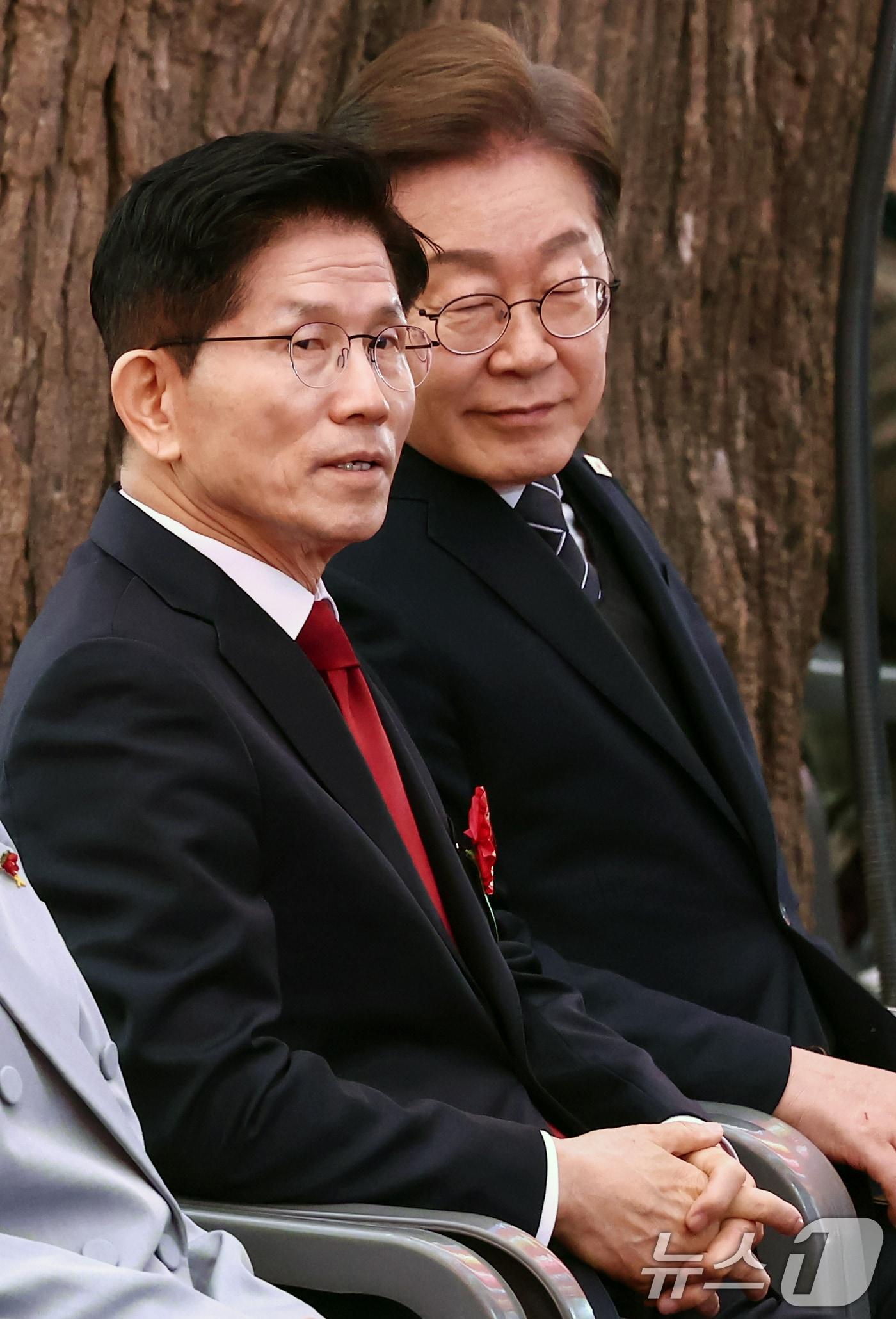 본문 이미지 - 김문수 국민의힘 대통령 후보와 이재명 더불어민주당 대통령 후보가 5일 오전 서울 종로구 조계사에서 열린 불기 2569년 부처님오신날 봉축법요식에 참석해 자리하고 있다. 2025.5.5/뉴스1 ⓒ News1 김민지 기자