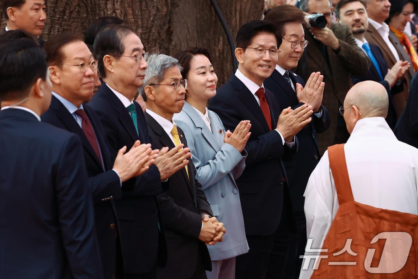 이재명 더불어민주당 대통령 후보(오른쪽부터)와 김문수 국민의힘 대통령 후보, 한덕수 무소속 대통령 선거 예비 후보(왼쪽 세번째) 등 참석자들이 5일 오전 서울 종로구 조계사에서 열린 불기 2569년 부처님오신날 봉축법요식에서 합장하고 있다. 2025.5.5/뉴스1 ⓒ News1 김민지 기자