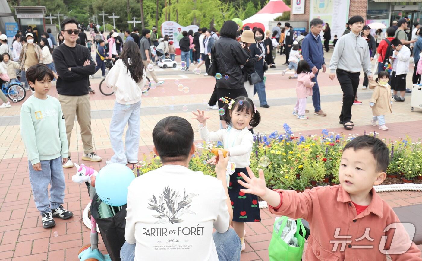 5월 5일 어린이날을 맞아 울산대공원 남문광장 일대에는 '어린이날 대잔치'가 열리고 있다.2025.5.5/뉴스1 ⓒNews1 김지혜 기자