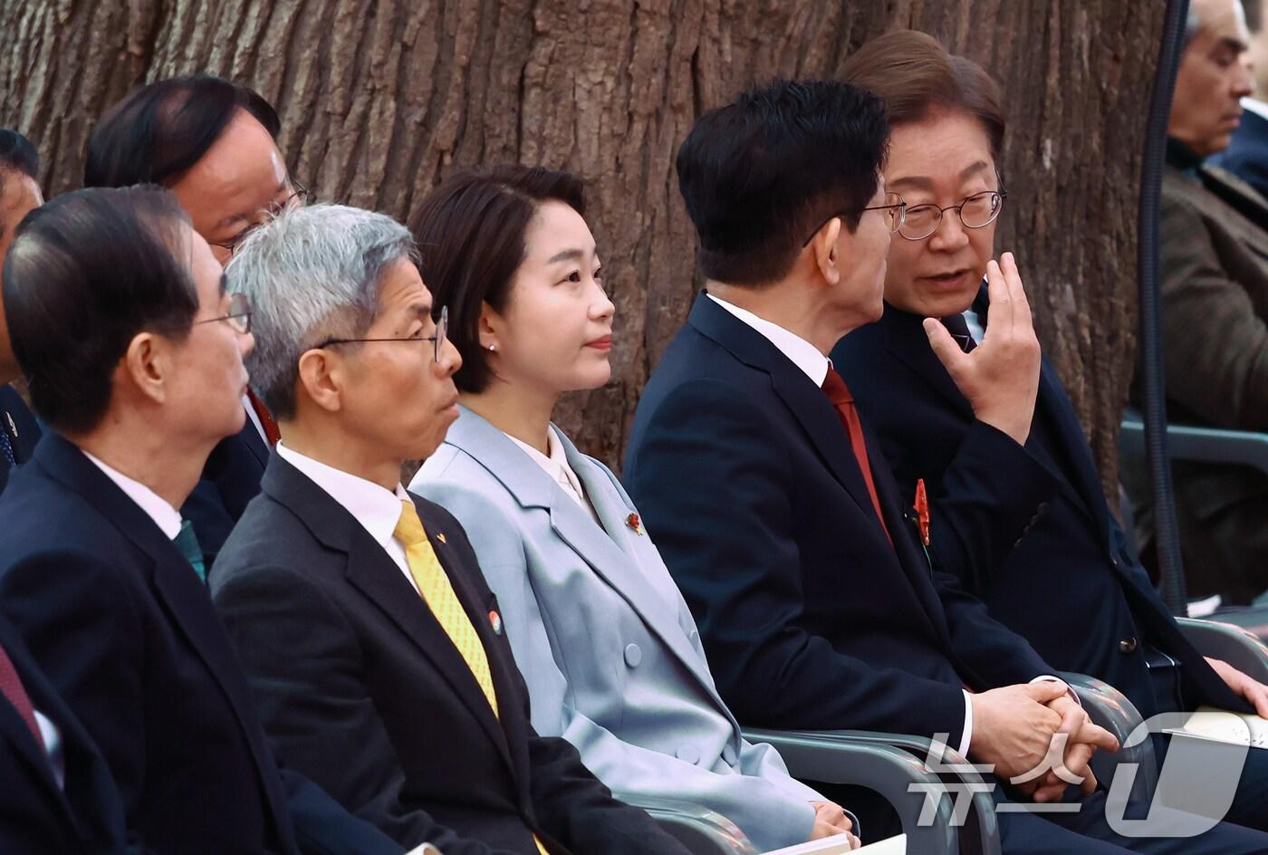 본문 이미지 - 이재명 더불어민주당 대통령 후보(오른쪽부터)와 김문수 국민의힘 대통령 후보가 5일 오전 서울 종로구 조계사에서 열린 불기 2569년 부처님오신날 봉축법요식에 참석해 대화하고 있다. 왼쪽은 한덕수 무소속 대통령 선거 예비후보. 2025.5.5/뉴스1 ⓒ News1 김민지 기자