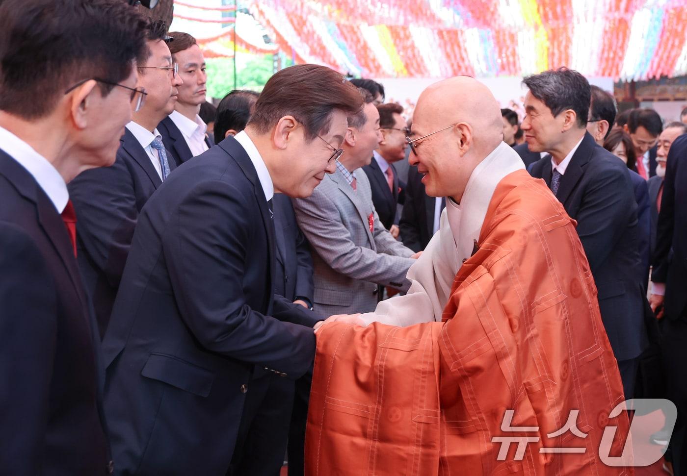 이재명 더불어민주당 대통령 후보가 5일 서울 종로구 조계사에서 열린 불기 2569년 부처님오신날 봉축법요식에 참석, 조계종 총무원장 진우스님과 인사하고 있다. &#40;조계종 제공. 재판매 및 DB 금지&#41; 2025.5.5/뉴스1 ⓒ News1 김민지 기자