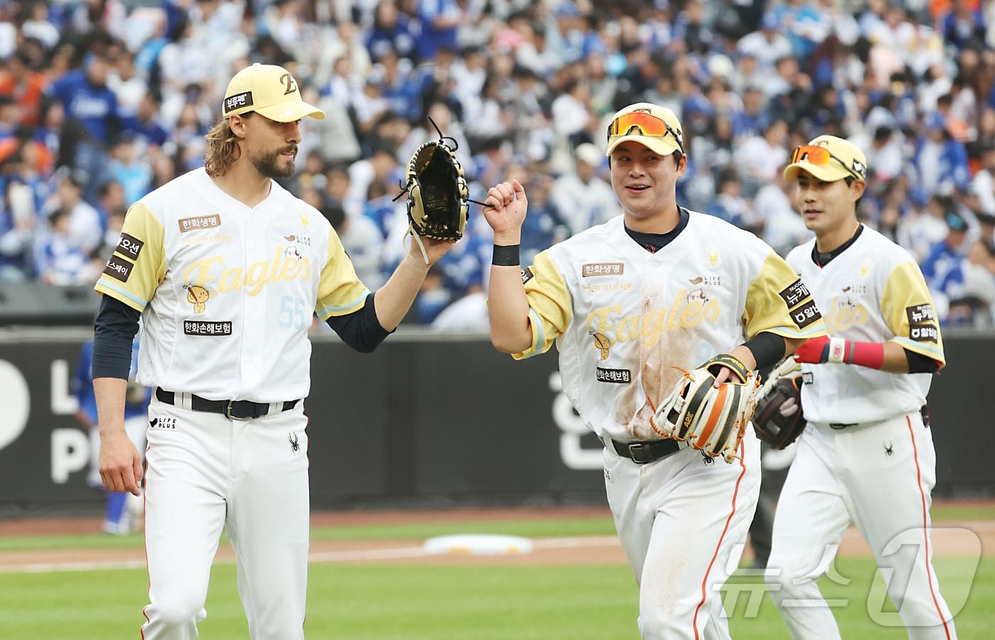 본문 이미지 - 5일 대전 한화생명볼파크에서 열린 '2025 신한 SOL 뱅크 KBO리그' 프로야구 한화 이글스와 삼성 라이온즈 경기에서 한화 선발 와이스가 1회초 3루수 노시환의 호수비에 하이파이브 하며 더그아웃에 들어오고 있다. 2025.5.5/뉴스1 ⓒ News1 김기남 기자