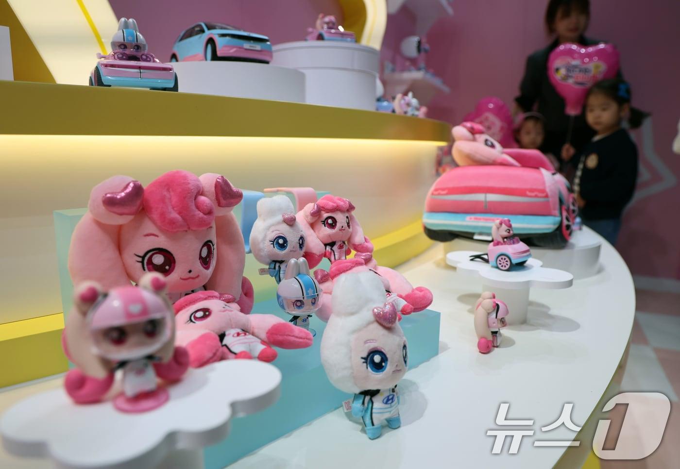 어린이날인 5일 경기 고양시 일산서구 현대 모터스튜디오 고양에서 인기 애니메이션 &#39;캐치! 티니핑&#39;과 협업해 열린 &#39;유스 어드벤처&#39; 전시회에서 어린이가 장난감을 살펴보고 있다. 2025.5.5/뉴스1 ⓒ News1 황기선 기자