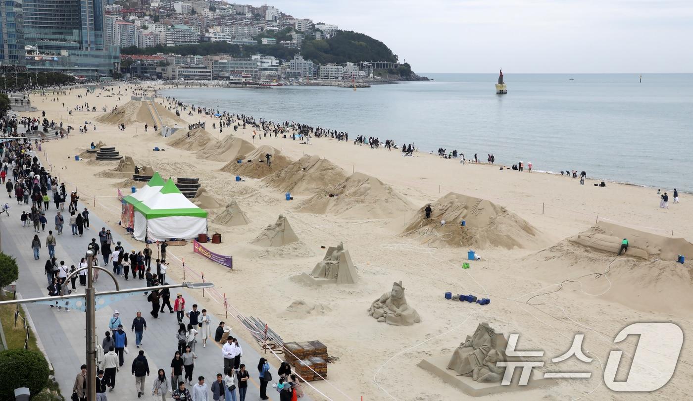 어린이날인 5일 부산 해운대해수욕장을 찾은 시민, 관광객들이 다양한 모래조각 작품을 구경하고 있다. 해운대구는 오는 16일부터 19일까지 &#39;모래로 만나는 K-컬처&#39; 를 주제로 &#39;2025 해운대 모래축제&#39;를 개최한다. 올해로 20주년을 맞은 해운대 모래축제에는 미국·캐나다·중국·러시아 등 14명의 해외 모래 작가가 총 20여 개의 작품을 선보인다. 2025.5.5/뉴스1 ⓒ News1 윤일지 기자