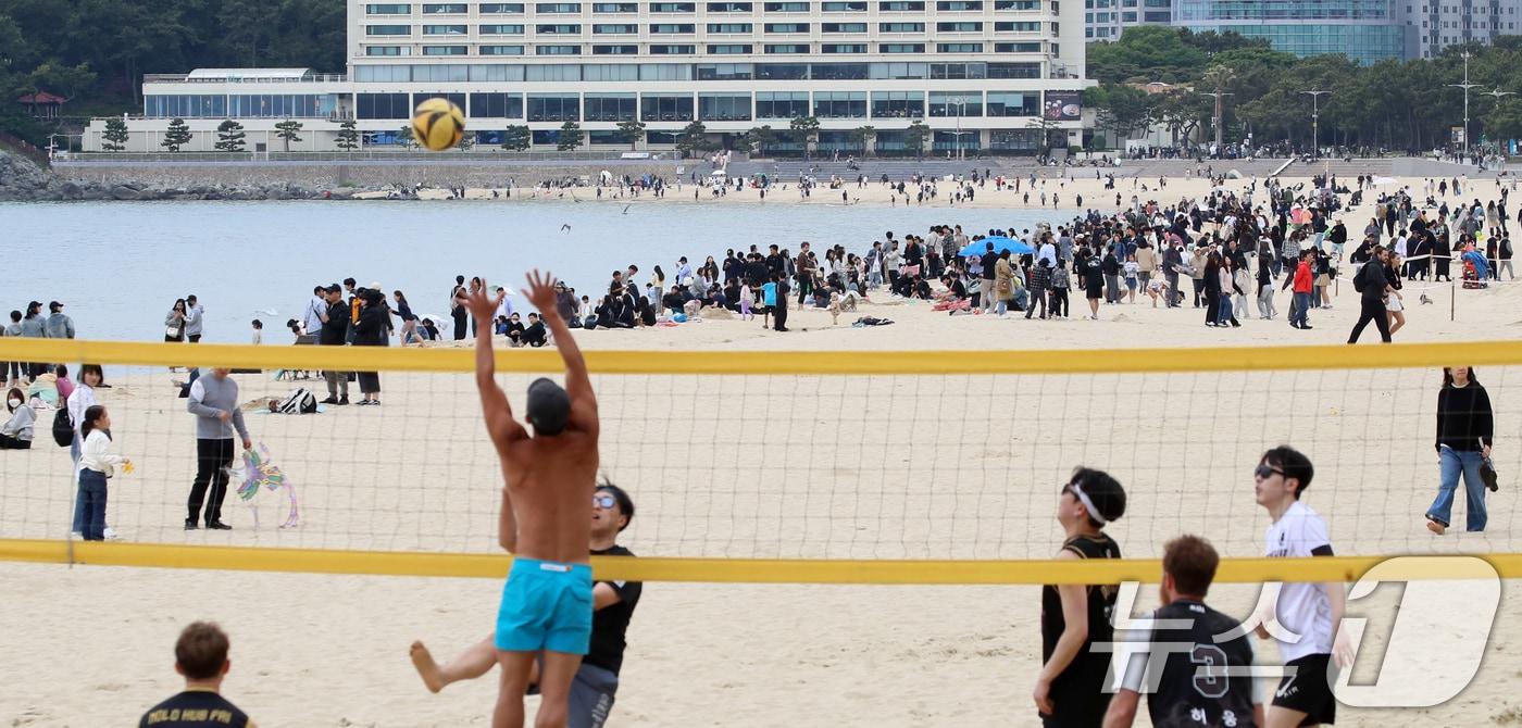 본문 이미지 - 부산 해운대해수욕장을 찾은 시민, 관광객들이 나들이를 즐기고 있다. 2025.5.5/뉴스1 ⓒ News1 윤일지 기자