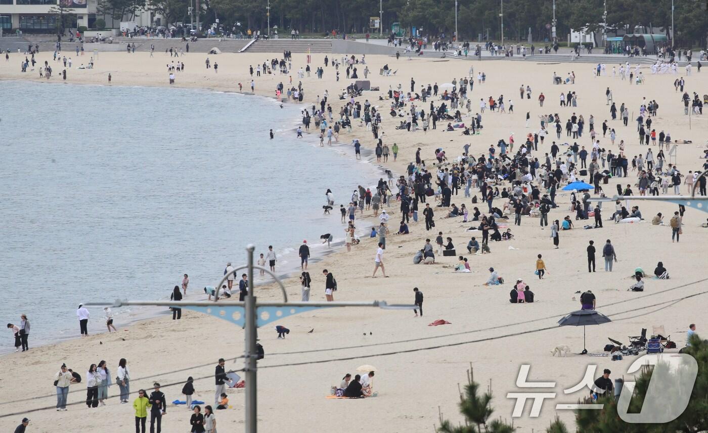 본문 이미지 - 부산 해운대해수욕장을 찾은 시민, 관광객들이 나들이를 즐기고 있다. 2025.5.5/뉴스1 ⓒ News1 윤일지 기자