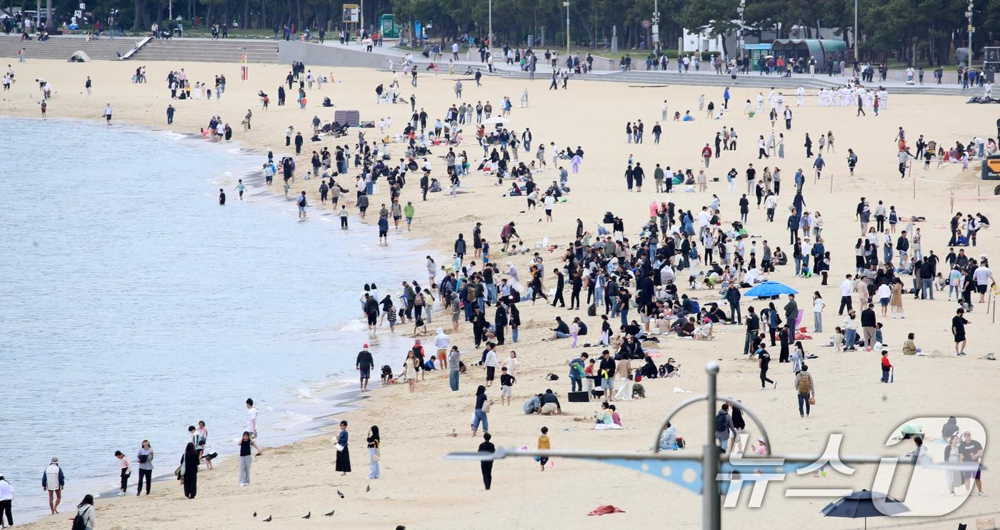 본문 이미지 - 어린이날인 5일 부산 해운대해수욕장을 찾은 시민, 관광객들이 나들이를 즐기고 있다. 2025.5.5/뉴스1 ⓒ News1 윤일지 기자