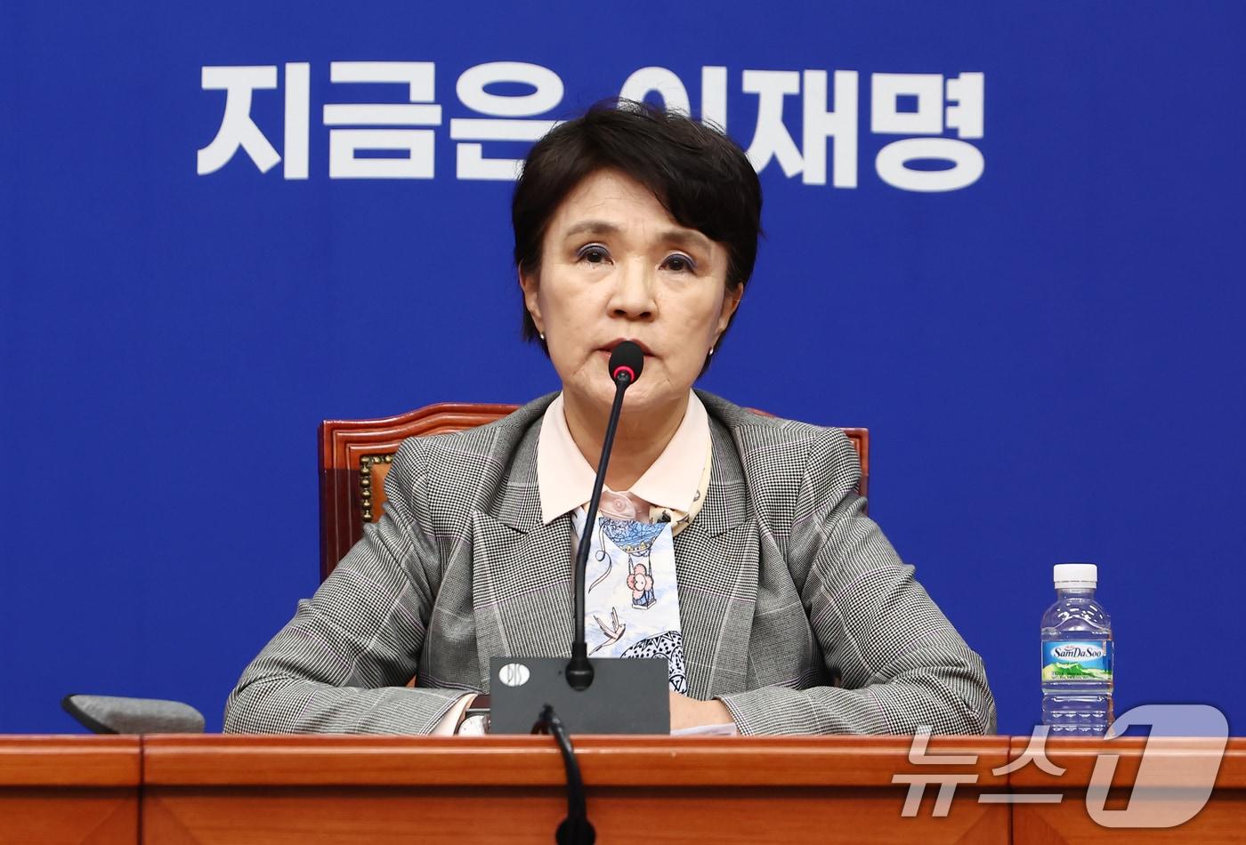 본문 이미지 - 강금실 더불어민주당 총괄선대위원장이 5일 서울 여의도 국회에서 열린 기자간담회에서 발언하고 있다. 2025.5.5/뉴스1 ⓒ News1 김민지 기자