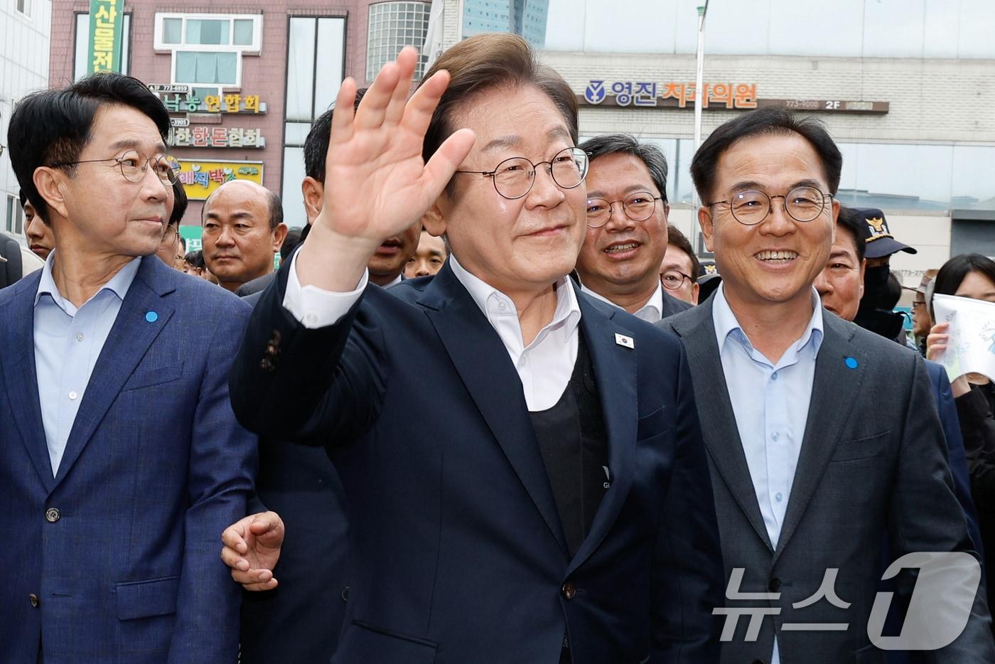 이재명 더불어민주당 대통령 후보가 2차 골목골목 경청투어에 나선 5일 오후 경기 양평군 양평시장을 찾아 인사하고 있다. 2025.5.5/뉴스1 ⓒ News1 안은나 기자