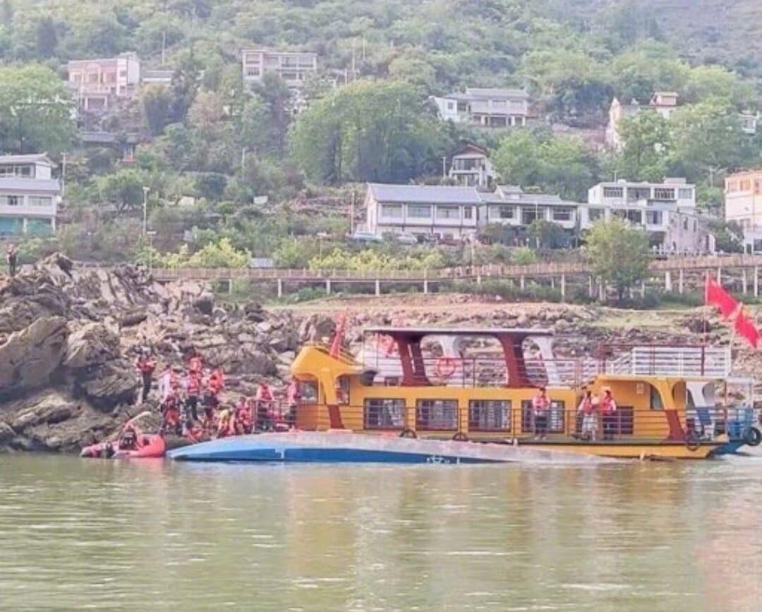 본문 이미지 - 중국 남서부 구이저우의 한 관광지에서 유람선 전복 사고가 발생했다.(웨이보 캡처)
