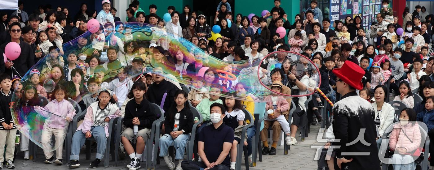 5일 대전 유성구 어린이회관에서 열린 제103주년 어린이날 기념행사에서 버블 매직쇼가 펼쳐지고 있다. 2025.5.5/뉴스1 ⓒ News1 김기태 기자