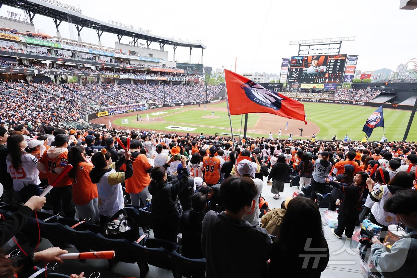 5일 대전 한화생명볼파크에서 열린 '2025 신한 SOL 뱅크 KBO리그' 프로야구 한화 이글스와 삼성 라이온즈 경기에서 어린이 날을 맞아 만원 관중속에 팬들이 응원전을 펼치고 있다. 2025.5.5/뉴스1 ⓒ News1 김기남 기자
