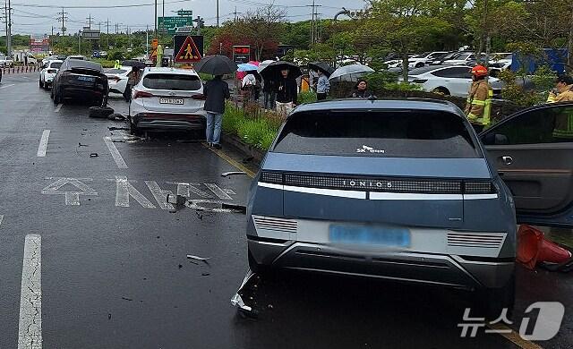 본문 이미지 - 5일 오후 2시14분쯤 서귀포시 안덕면 서광리에 있는 한 관광지 진입로에서 차량 5대가 잇따라 부딪히는 사고가 발생했다.(제주도 소방안전본부 제공, 재판매 및 DB 금지)