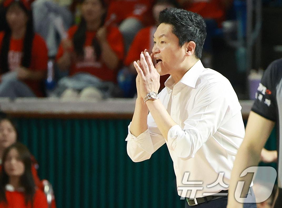 본문 이미지 - 어린이날인 5일 서울 송파구 잠실학생체육관에서 열린 '2024-25 KCC 프로농구 챔피언결정전 1차전' 서울 SK 나이츠와 창원 LG 세이커스의 경기, 4쿼터 서울 SK 전희철 감독이 선수들에게 작전을 지시하고 있다. 2025.5.5/뉴스1 ⓒ News1 김진환 기자
