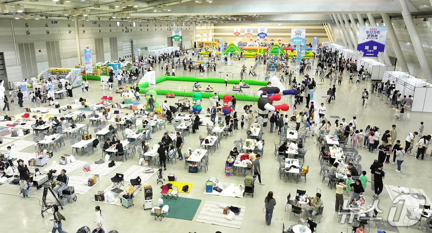 5일 경남 창원시 창원컨벤션센터에서 열린 ‘2025 두산가족문화제’에서 두산 임직원 가족들이 즐거운 시간을 보내고 있다.(두산에너빌리티 제공)