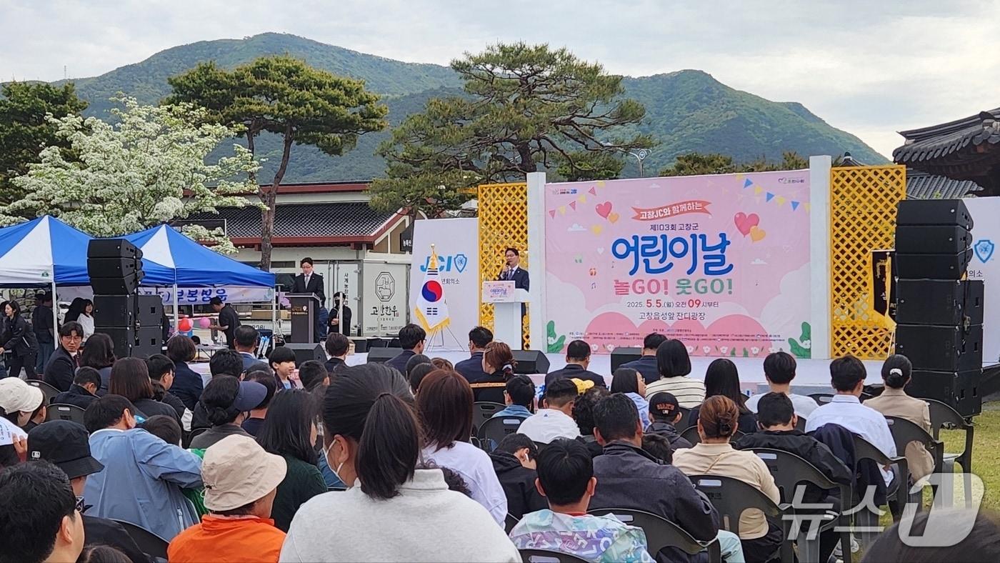 고창군은 ‘제103회 어린이날’을 맞아 5일 고창읍성 잔디광장에서 고창청년회의소&#40;회장 박재호&#41; 주관으로 ‘고창JC와 함께하는 어린이날 놀GO! 웃GO!’ 행사를 개최했다. 심덕섭 군수가 축사를 하고 있다.&#40;고창군 제공, 재판매 및 DB금지&#41; 