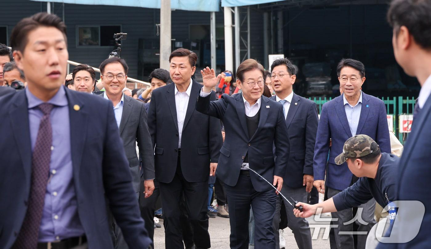 본문 이미지 - 이재명 더불어민주당 대통령 후보가 2차 골목골목 경청투어에 나선 5일 오후 경기 여주시 구양리 마을회관을 찾아 인사하고 있다. 2025.5.5/뉴스1 ⓒ News1 안은나 기자