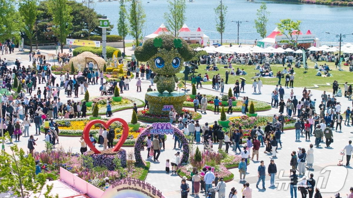 본문 이미지 - 5일 &#39;2025 고양국제꽃박람회&#39;가 열린 일산호수공원 티니핑 조형물 인근에 많은 관람객들이 찾아 어린이날을 보내고 있다. &#40;고양시 제공, 재판매 및 DB금지&#41;