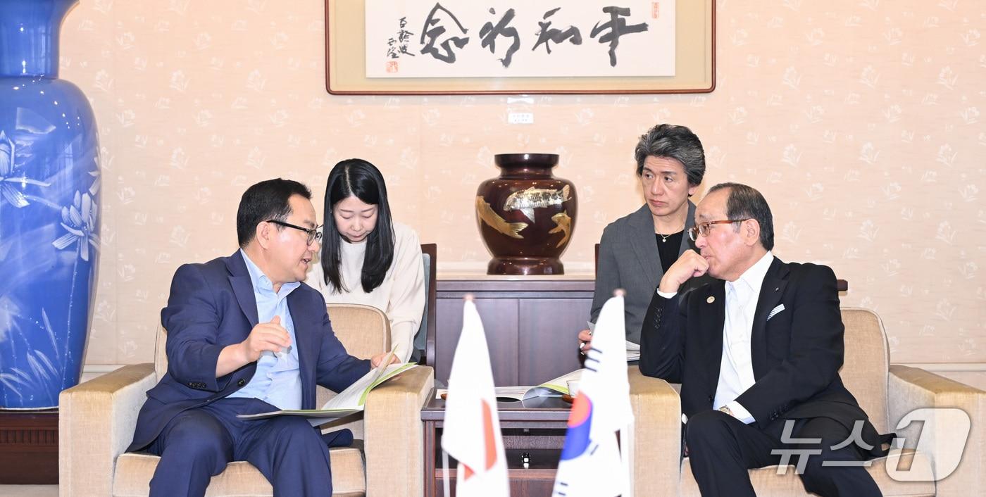 본문 이미지 - 지난 3일 홍성주 대구시 경제부시장(왼쪽)과 마쓰이 가즈미 히로시마 시장이 환담을 나누고 있다. (대구시 제공. 재판매 및 DB 금지)/뉴스1