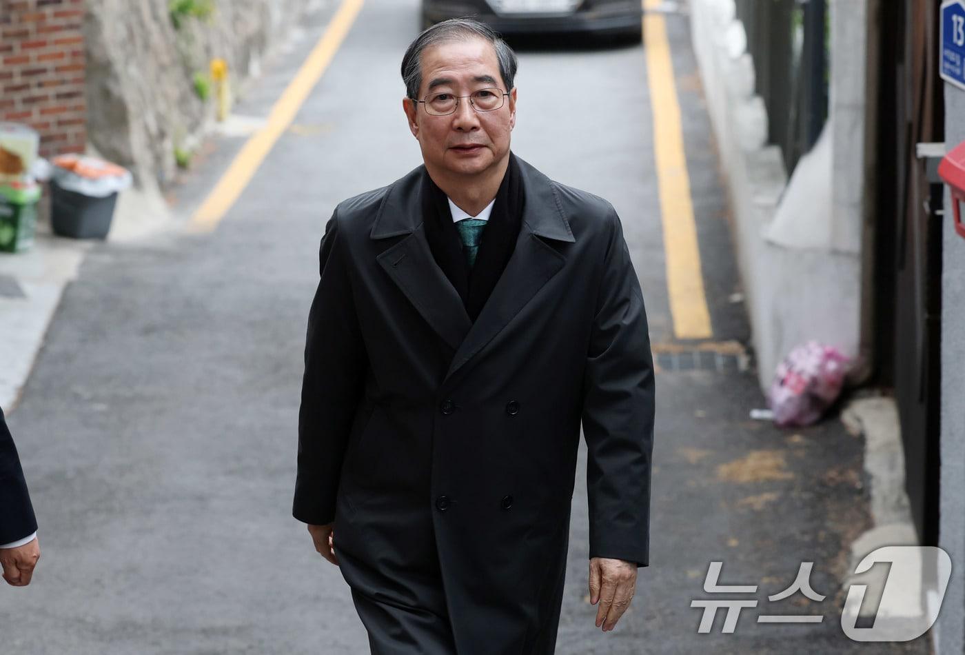 본문 이미지 - 한덕수 무소속 대통령 선거 예비 후보가 5일 손학규 전 민주당 대표와 만찬 회동을 갖기위해 서울 종로구 한 식당으로 들어서고 있다. 2025.5.5/뉴스1 ⓒ News1 박세연 기자