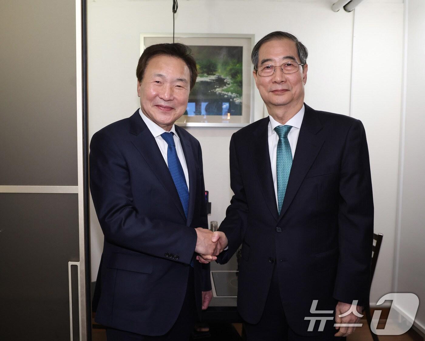 본문 이미지 - 한덕수 무소속 대통령 선거 예비 후보와 손학규 전 민주당 대표가 5일 서울 종로구의 한 식당에서 만찬 회동을 갖기 전 인사를 나누고 있다. (공동취재) 2025.5.5/뉴스1 ⓒ News1 박세연 기자