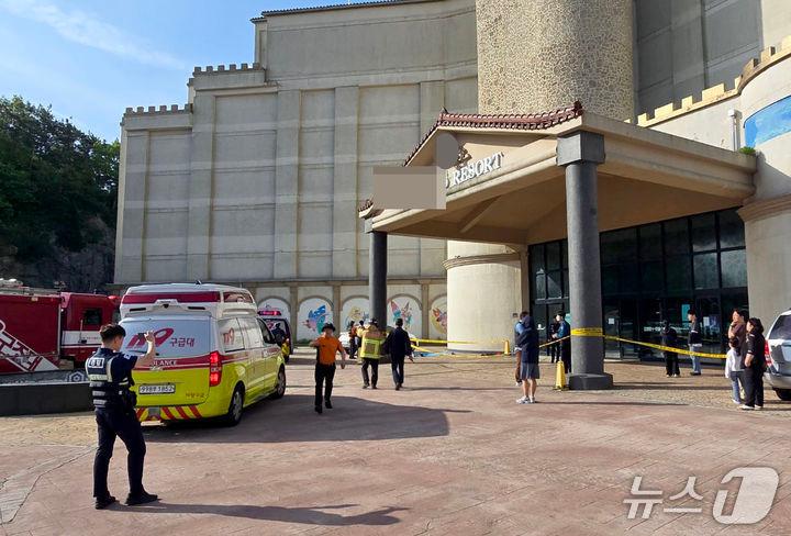 본문 이미지 - 5일 오전 6시 56분쯤 일산화탄소가 누출된 전남 완도의 한 리조트가 관계 당국에 의해 통제되고 있다.(전남 소방 제공. 재판매 및 DB 금지)