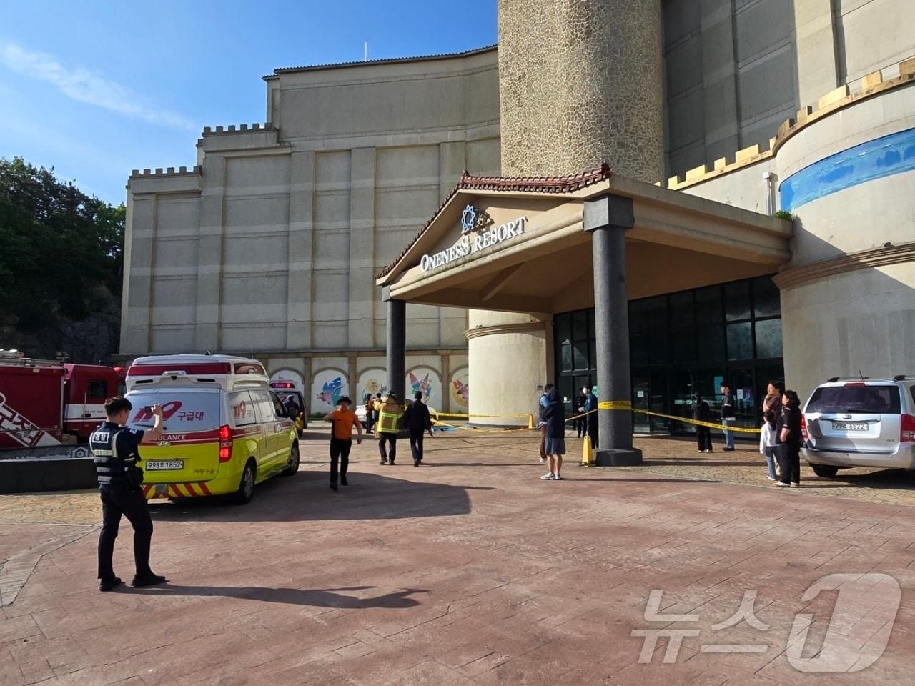 본문 이미지 - 5일 오전 6시 56분쯤 일산화탄소가 누출된 전남 완도의 한 리조트가 관계 당국에 의해 통제되고 있다.(전남 소방 제공. 재판매 및 DB 금지) 2025.5.5/뉴스1