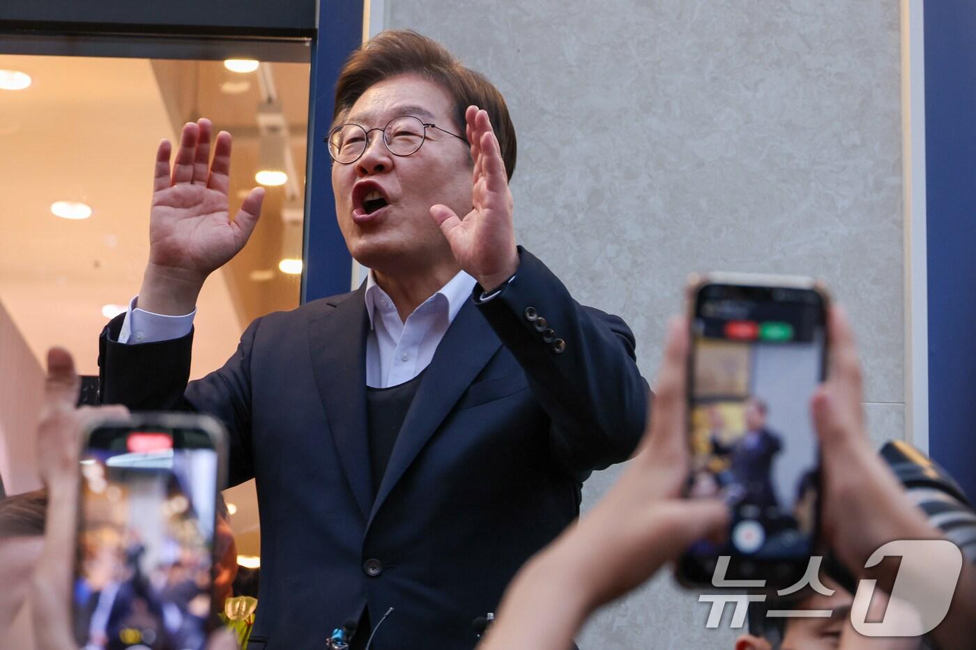 이재명 더불어민주당 대통령 후보가 2차 골목골목 경청투어에 나선 5일 오후 충북 진천군의 혁신도시 상가를 찾아 즉흥 연설을 하고 있다. 2025.5.5/뉴스1 ⓒ News1 안은나 기자