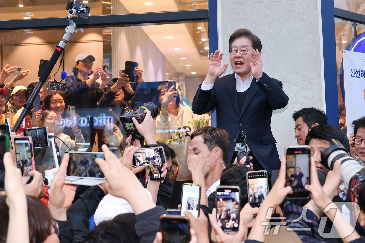 본문 이미지 - 이재명 더불어민주당 대통령 후보가 2차 골목골목 경청투어에 나선 5일 오후 충북 진천군의 혁신도시 상가를 찾아 즉흥 연설을 하고 있다. 2025.5.5/뉴스1 ⓒ News1 안은나 기자