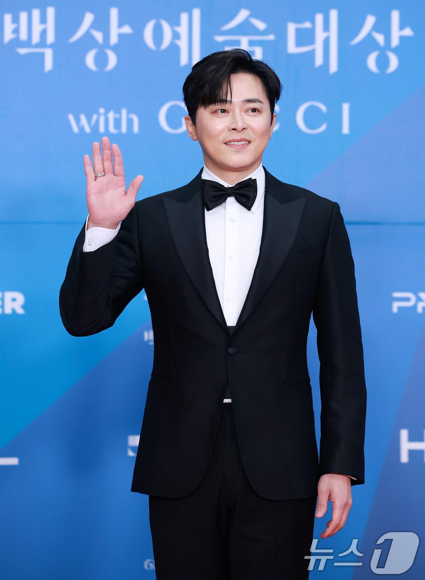 본문 이미지 - 배우 조정석이 어린이날인 5일 오후 서울 강남구 코엑스에서 열린 '61회 백상예술대상' 레드카펫에서 포즈를 취하고 있다. 2025.5.5/뉴스1 ⓒ News1 김진환 기자