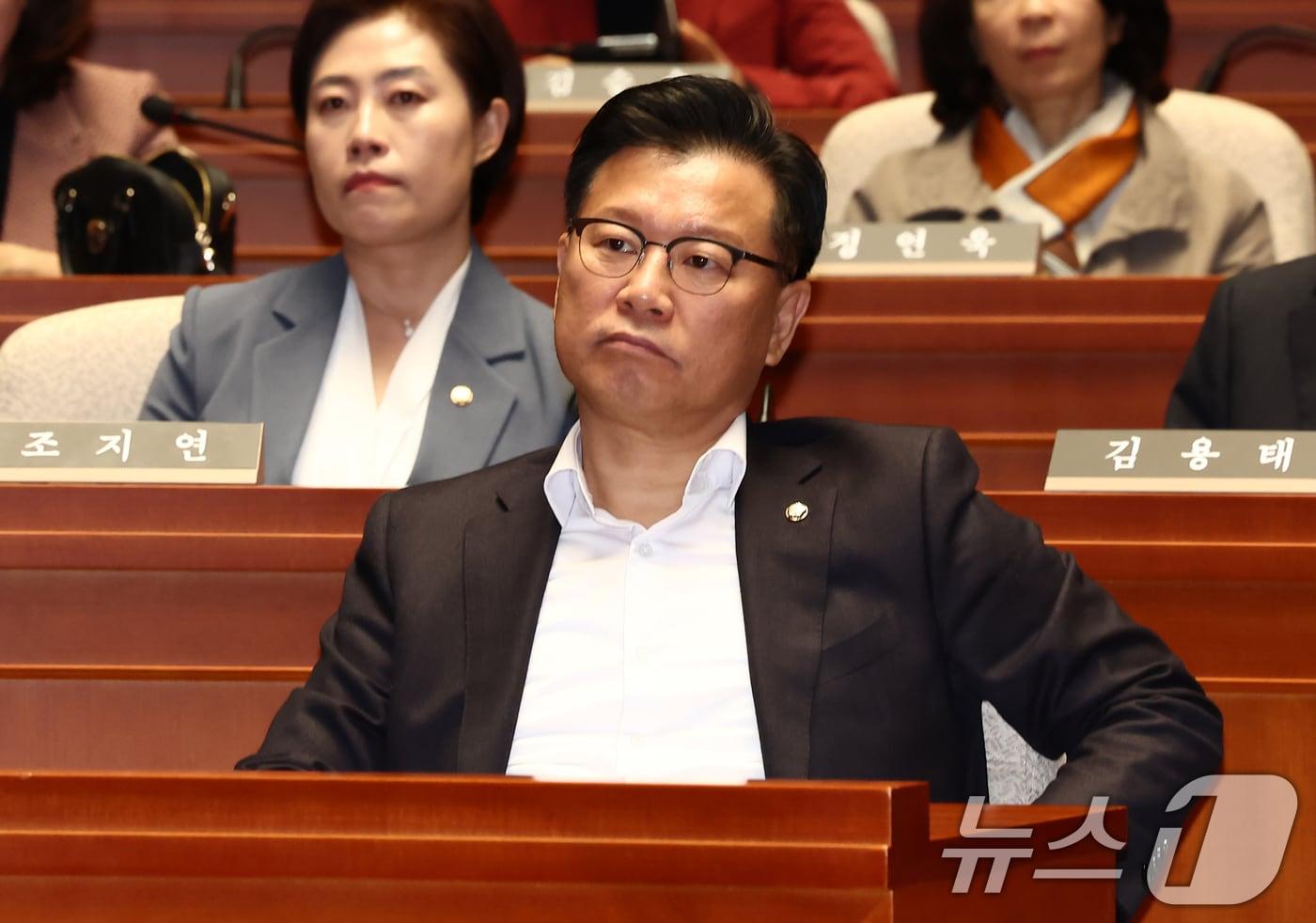 이양수 국민의힘 사무총장이 5일 서울 여의도 국회에서 열린 의원총회에서 권성동 원내대표의 발언을 듣고 있다. 2025.5.5/뉴스1 ⓒ News1 김민지 기자