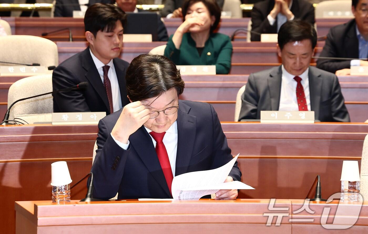 권성동 국민의힘 원내대표가 5일 서울 여의도 국회에서 열린 의원총회에서 자료를 살피고 있다. 2025.5.5/뉴스1 ⓒ News1 김민지 기자