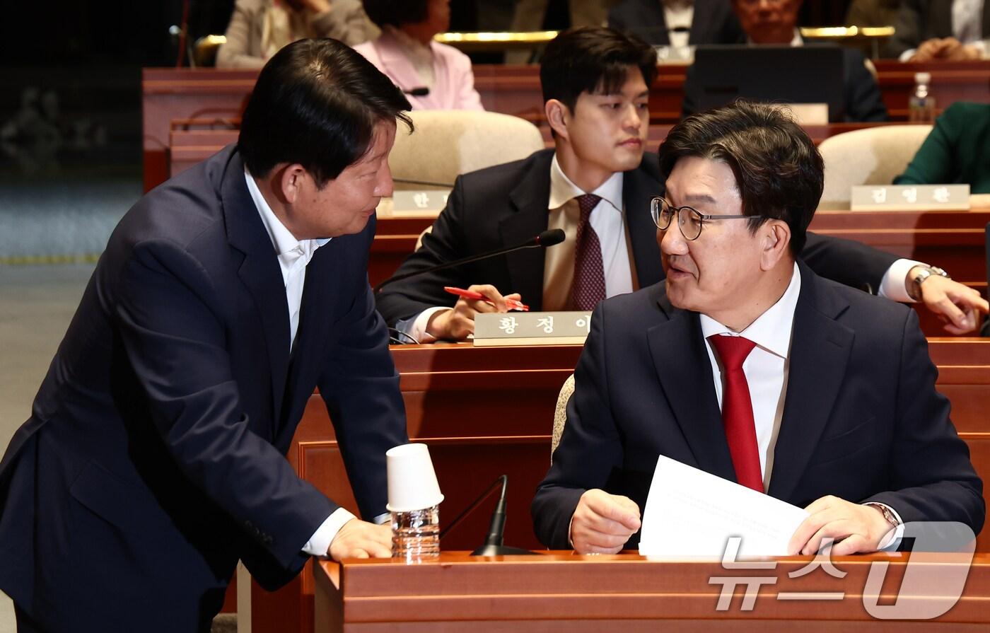 본문 이미지 - 권성동 국민의힘 원내대표가 5일 서울 여의도 국회에서 열린 의원총회에서 권영진 의원과 대화하고 있다. 2025.5.5/뉴스1 ⓒ News1 김민지 기자