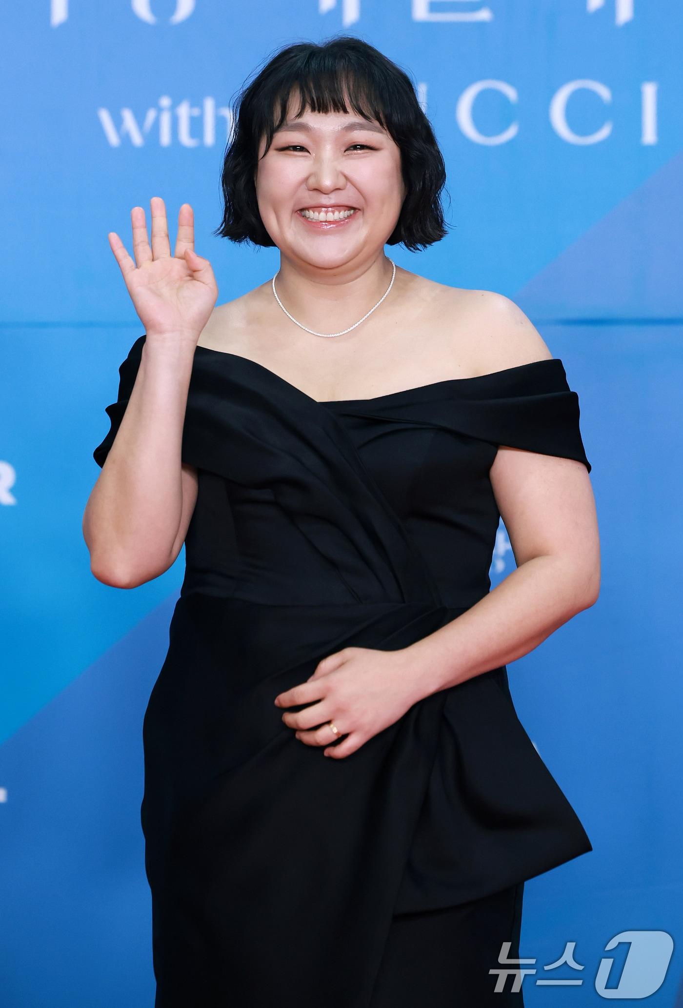 본문 이미지 - 개그맨 이수지가 어린이날인 5일 오후 서울 강남구 코엑스에서 열린 '61회 백상예술대상' 레드카펫에서 포즈를 취하고 있다. 2025.5.5/뉴스1 ⓒ News1 김진환 기자