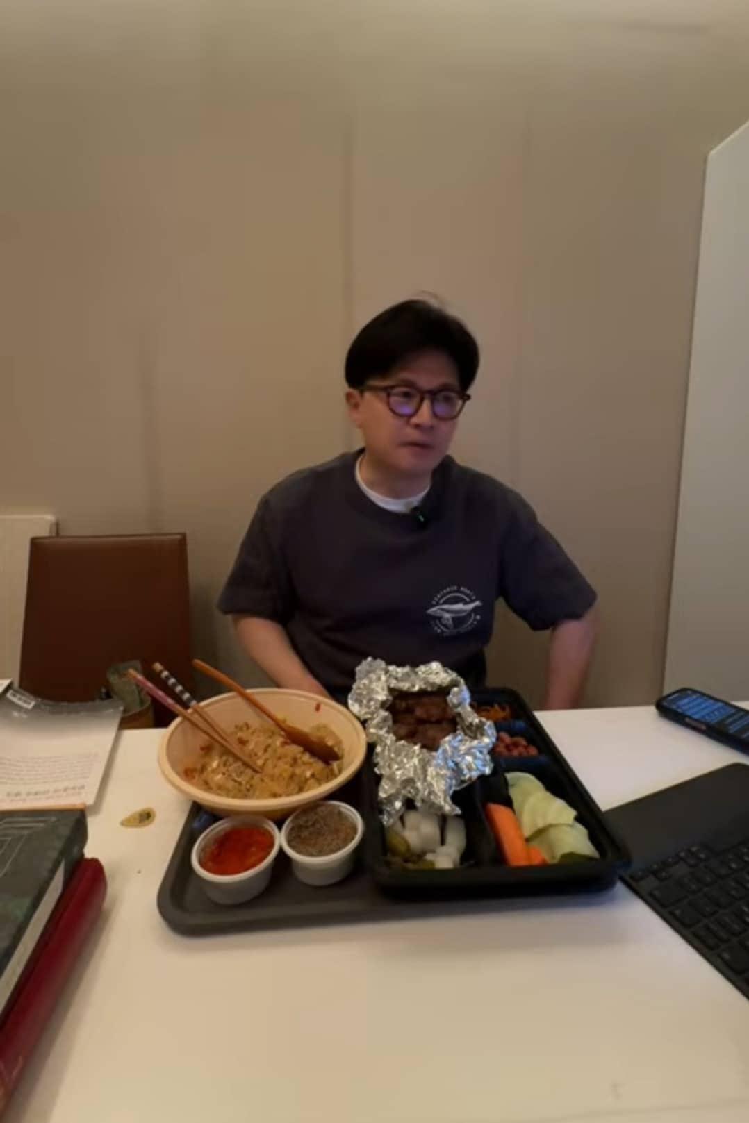 본문 이미지 - 한동훈 전 대표가 5일 라이브 방송을 진행하고 있다. (한 전 대표 유튜브 라이브 방송 갈무리)