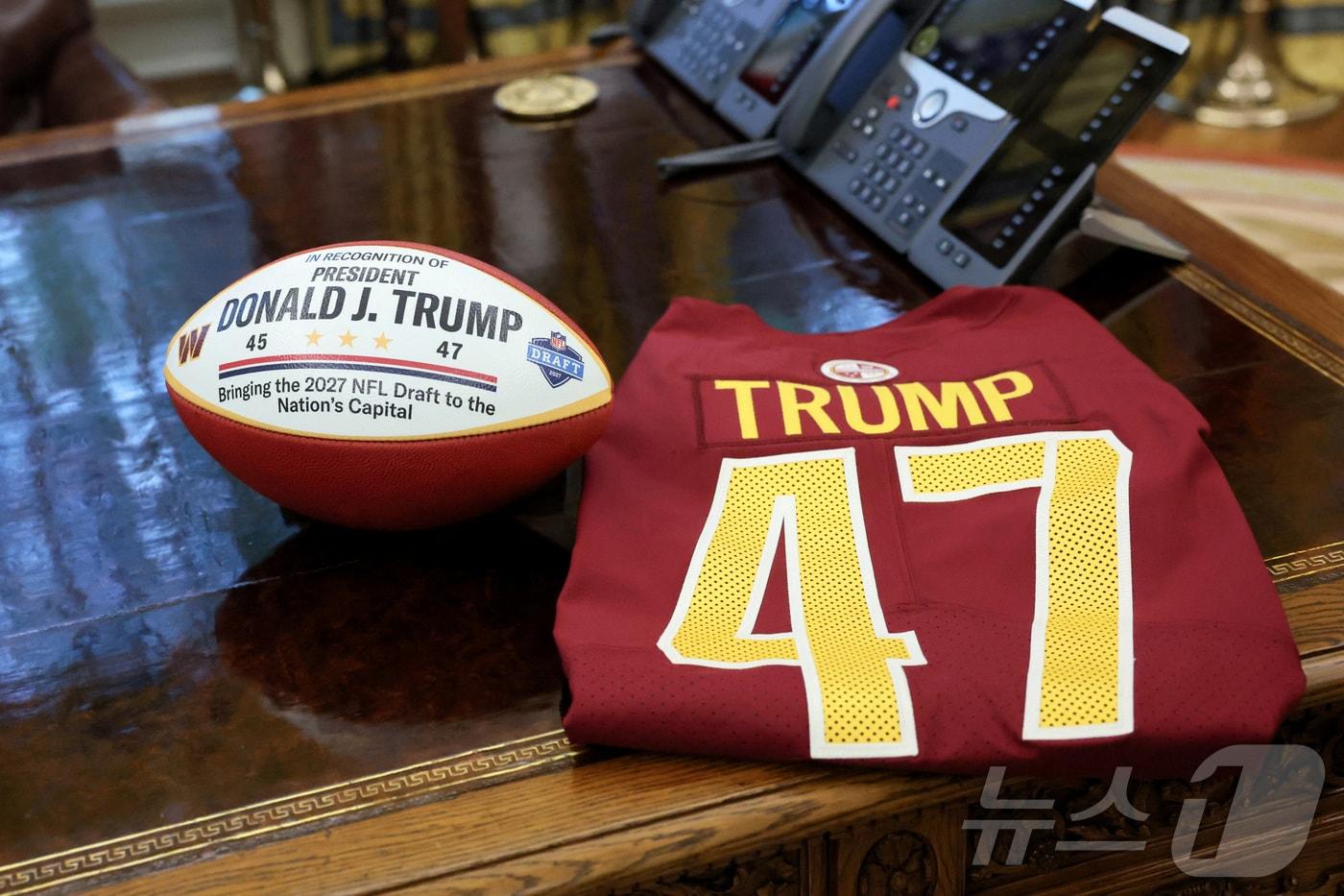 도널드 트럼프 미국 대통령이 5일(현지시간) 미국 백악관에서 NFL(미국프로풋볼리그) 드래프트가 워싱턴DC에서 개최된다고 발표한 가운데, 47대 미국 대통령을 상징하는 유니폼과 미식 축구공이 백악관 집무실에 놓여 있다. ⓒ 로이터=뉴스1 ⓒ News1 류정민 특파원