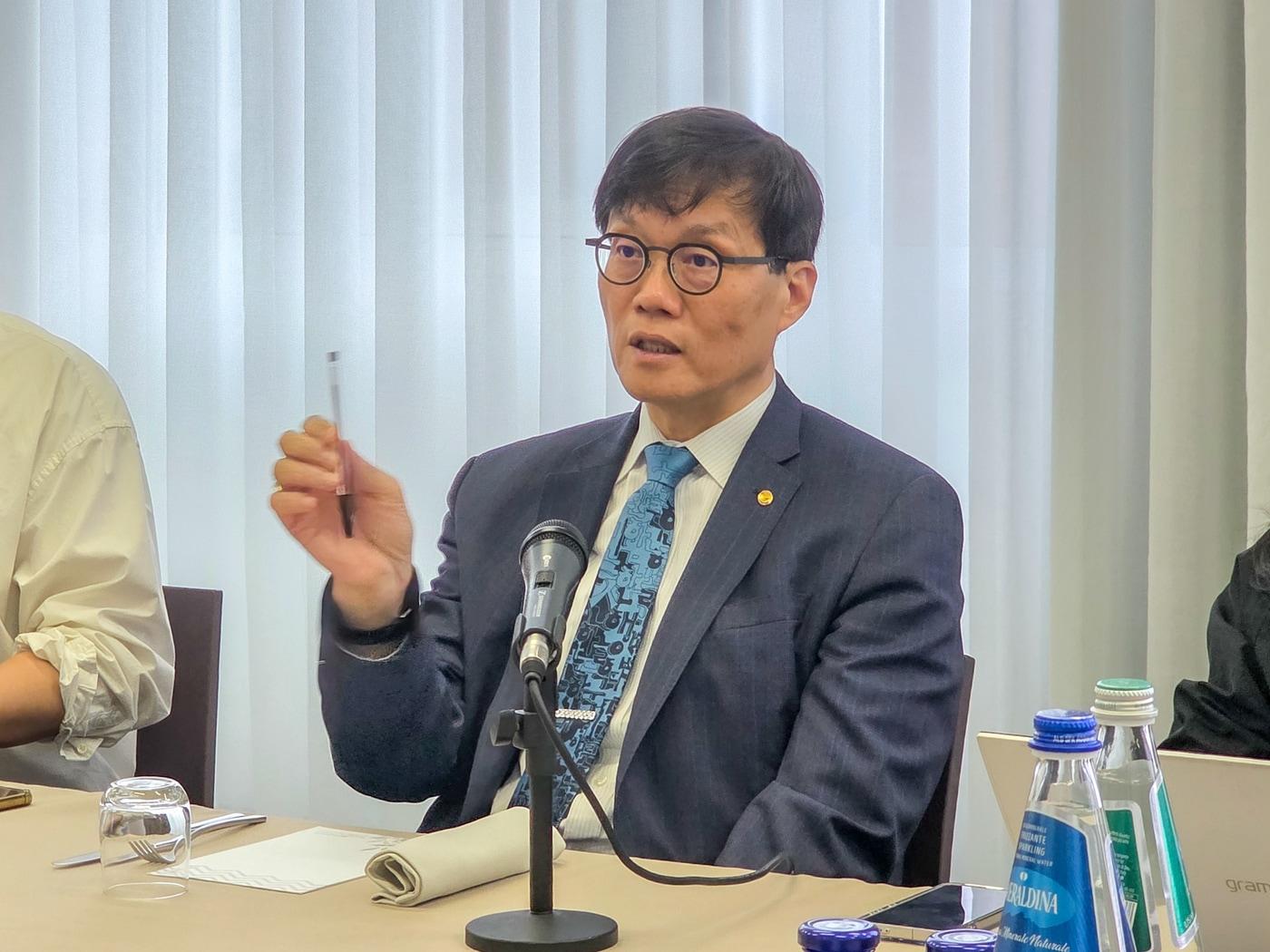 본문 이미지 - 이창용 한국은행 총재가 5일&#40;현지시간&#41; 오전 아시아개발은행&#40;ADB&#41; 연차 총회 참석차 방문한 이탈리아 밀라노에서 국내 기자단과 간담회를 가지고 있다.&#40;한국은행 제공&#41;