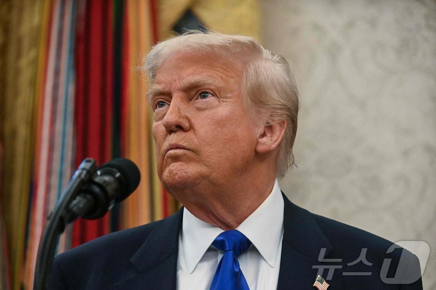 도널드 트럼프 미국 대통령이 5일(현지시간) 워싱턴DC 백악관에서 열린 스포츠 관련 행사에서 기자의 질문을 듣고 있다. ⓒ AFP=뉴스1 ⓒ News1 류정민 특파원