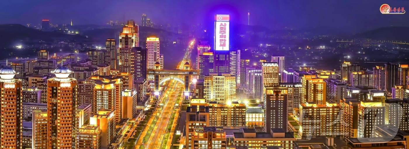 &#40;평양 노동신문=뉴스1&#41; = 북한 노동당 기관지 노동신문은 6일 &#34;우리 평양이 환희로운 새집들이 계절을 또다시 맞이했다&#34;라면서 주민들의 평양 화성지구 3단계 1만 세대 살림집&#40;주택&#41; 입사 소식을 전했다. [국내에서만 사용가능. 재배포 금지. DB 금지. For Use Only in the Republic of Korea. Redistribution Prohibited] rodongphoto@news1.kr