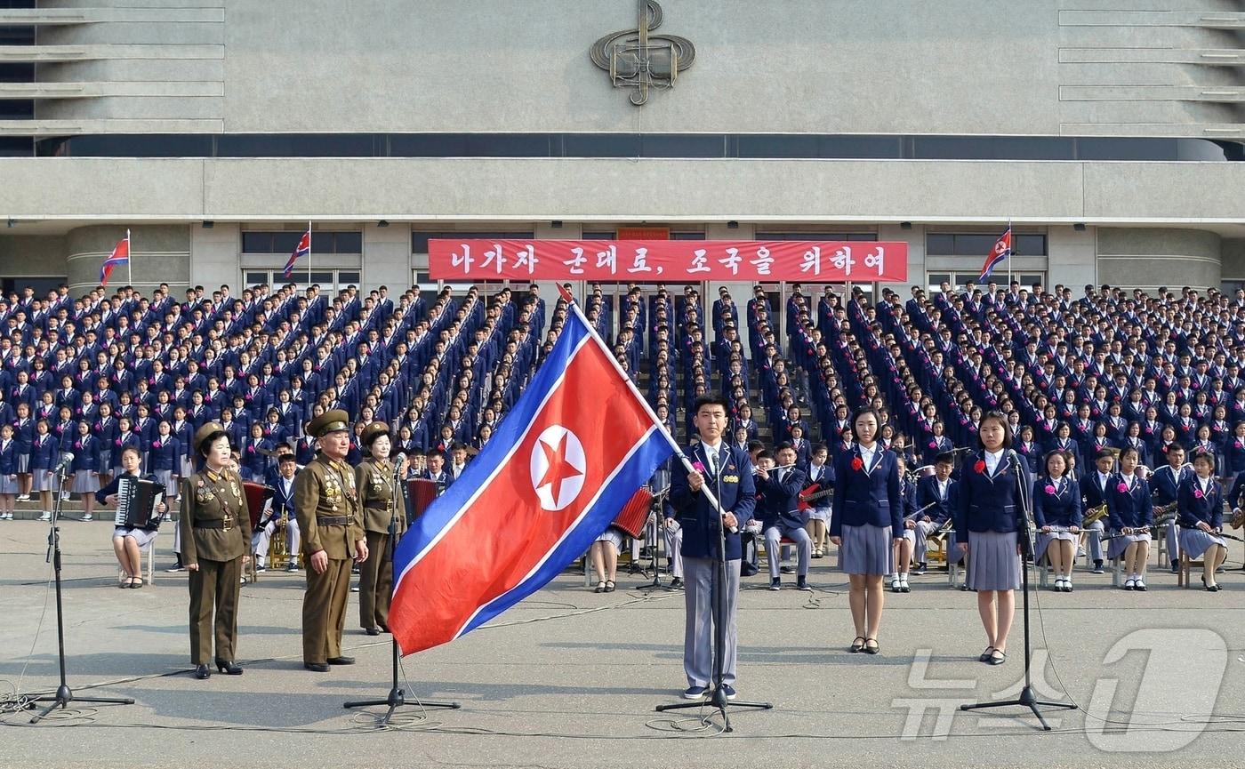 &#40;평양 노동신문=뉴스1&#41; = 북한 노동당 기관지 노동신문은 6일 &#34;각지의 고급중학교&#40;고등학교&#41; 졸업생들이 학창 시절을 마치고 우리의 사상과 제도, 사랑하는 조국을 무장으로 옹위해 나갈 열의안고 성스러운 혁명초소로 달려 나가고 있다&#34;라고 보도했다. [국내에서만 사용가능. 재배포 금지. DB 금지. For Use Only in the Republic of Korea. Redistribution Prohibited] rodongphoto@news1.kr