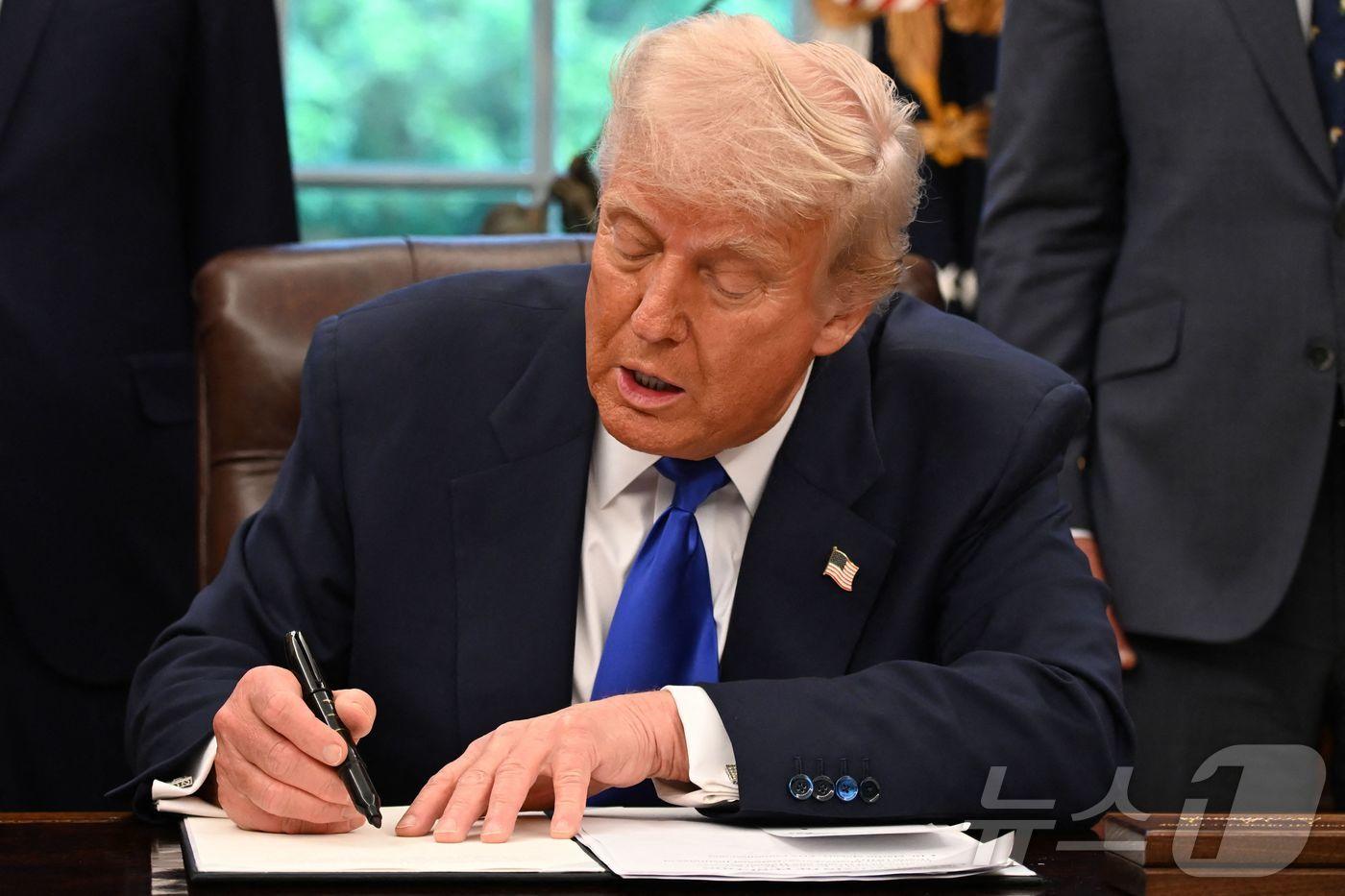 도널드 트럼프 미국 대통령이 5일&#40;현지시간&#41; 워싱턴 백악관에서 의약품 제조 촉진 관련 행정명령에 서명을 하고 있다. 2025.05.06 ⓒ AFP=뉴스1 ⓒ News1 우동명 기자