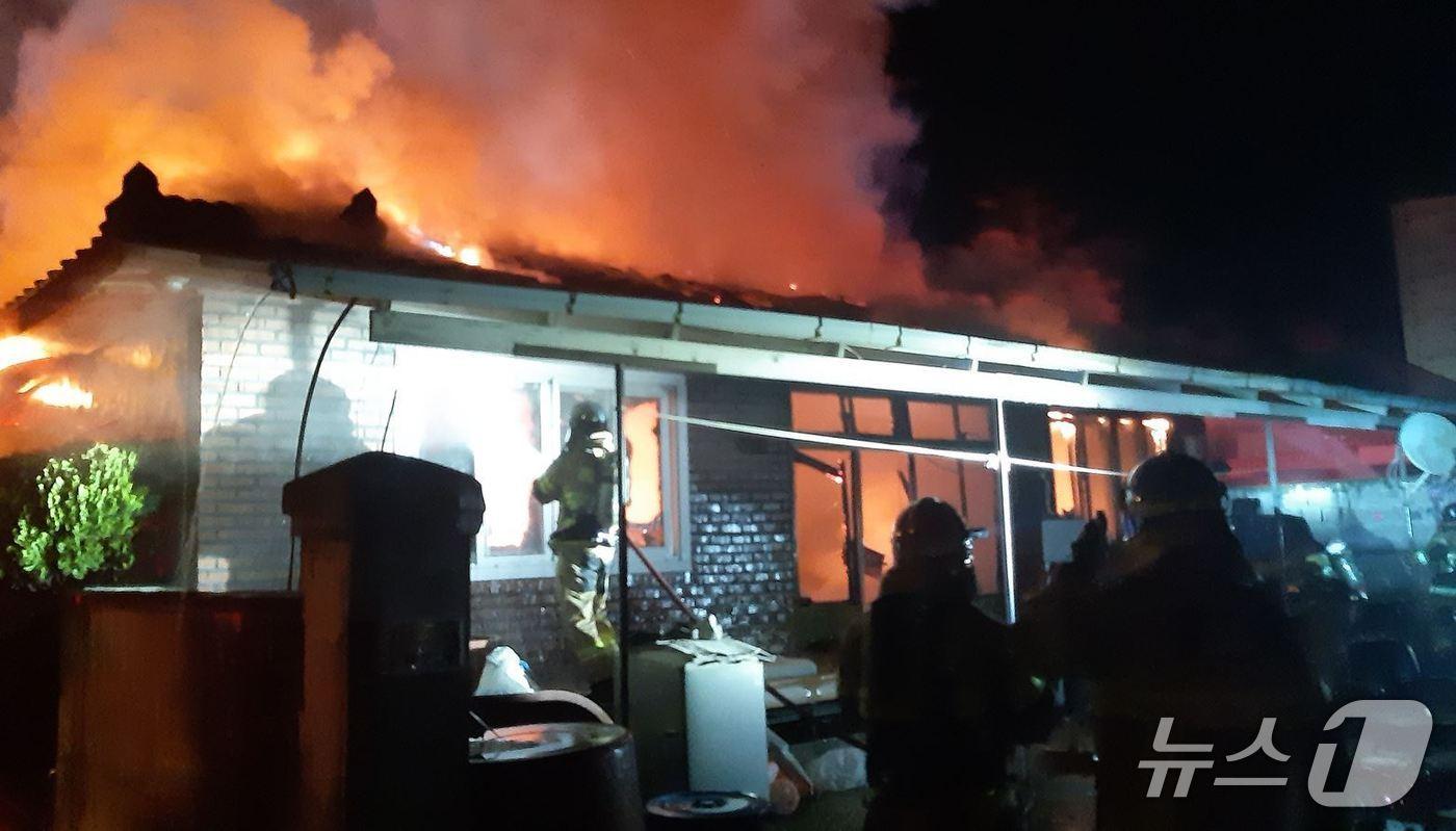 5일 오후 10시 31분쯤 영천시 임고면의 한 주택에서 불이나 소방 당국이 화재를 진압하고 있다.(경북소방본부 제공. 재판매 및 DB 금지)2025.5.6/뉴스1