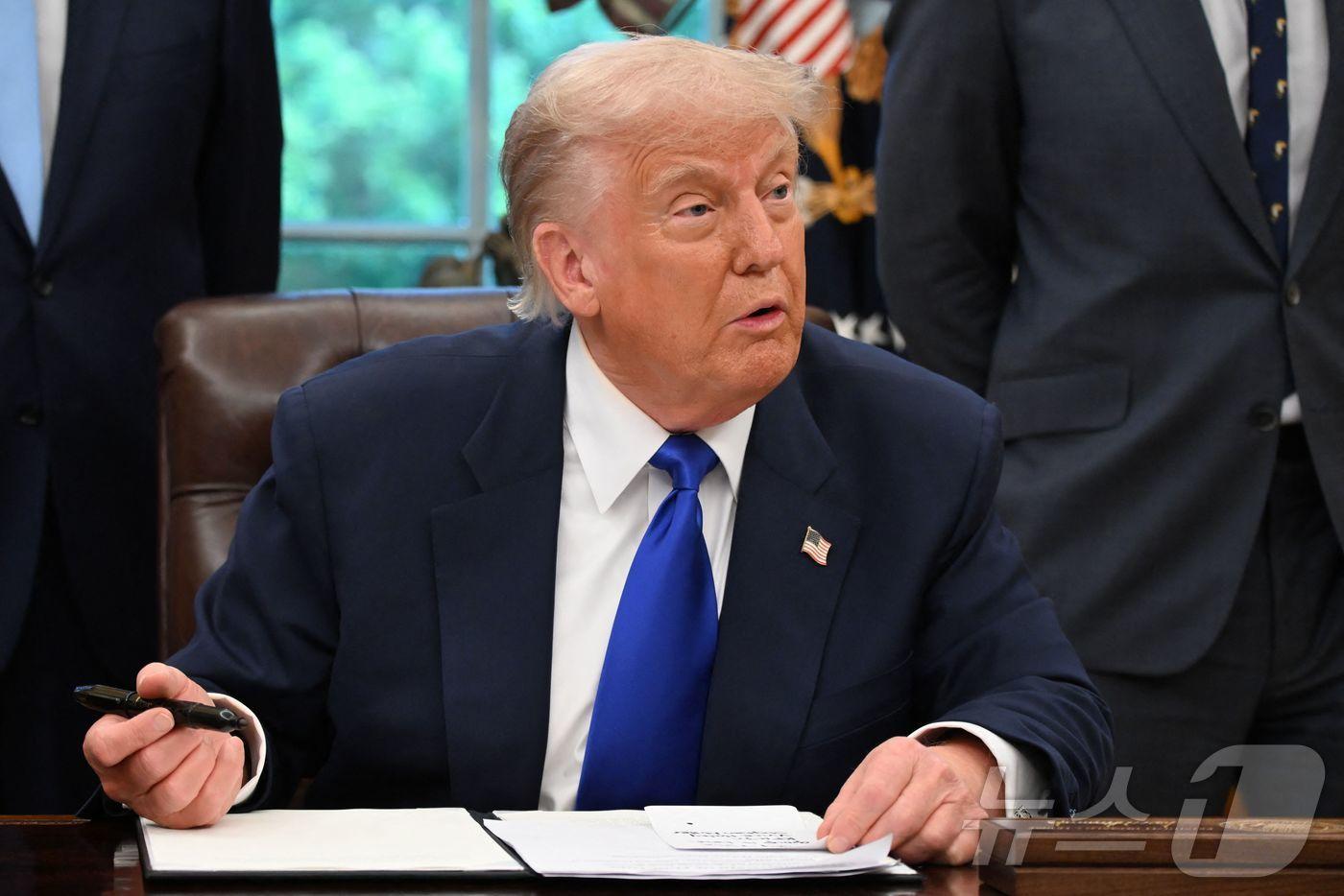 본문 이미지 - 도널드 트럼프 미국 대통령이 5일(현지시간) 워싱턴 백악관에서 열린 의약품 제조 촉진 관련 행정명령 서명식서 “의약품 가격과 관련해 다음 주에 큰 발표를 할 것"이라고 말하고 있다. 2025.05.06 ⓒ AFP=뉴스1 ⓒ News1 우동명 기자