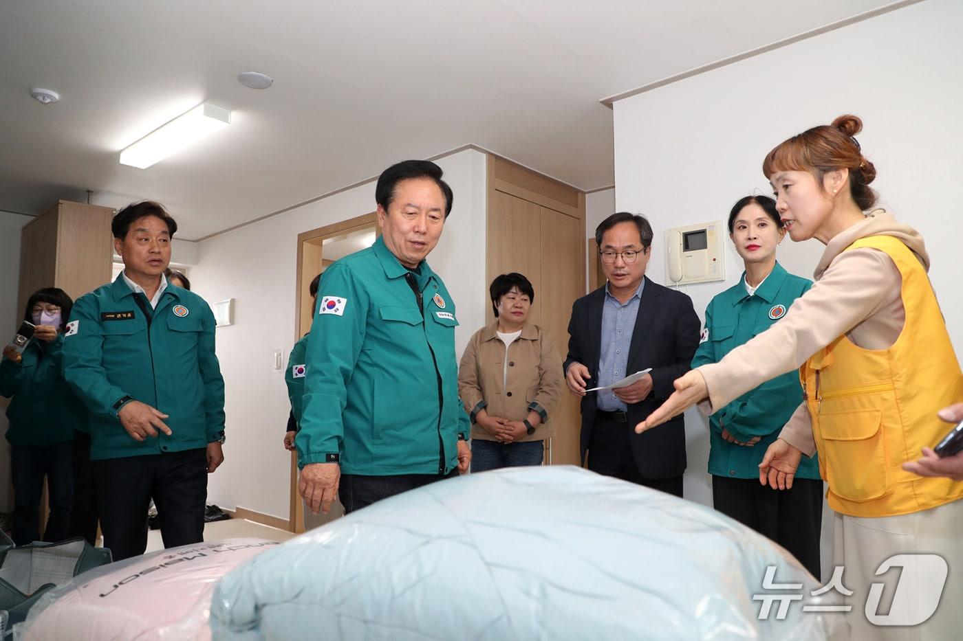 본문 이미지 - 권기창 안동시장이 이재민 공공임대주택을 둘러보고 있다.(안동시 제공 재판매 및 DB 금지)2025.5.6/뉴스1