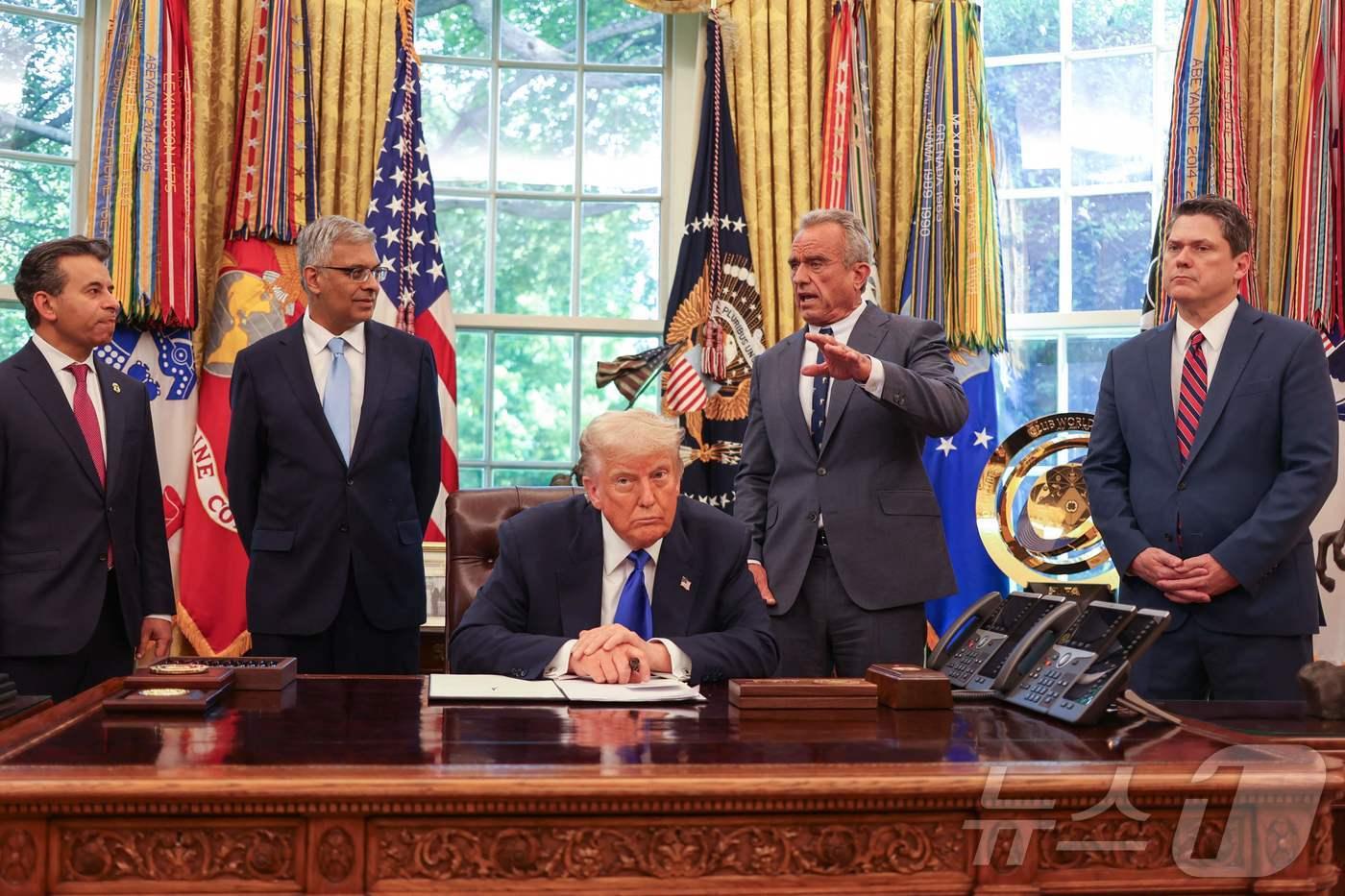 도널드 트럼프 미국 대통령이 5일&#40;현지시간&#41; 워싱턴 백악관에서 열린 의약품 제조 촉진 관련 행정명령 서명식에 로버트 케네디 주니어 보건복지 장관, 마틴 마카리 FDA 국장, 빈스 헤일리 정치 고문 등과 참석을 하고 있다. 2025.05.06 ⓒ AFP=뉴스1 ⓒ News1 우동명 기자