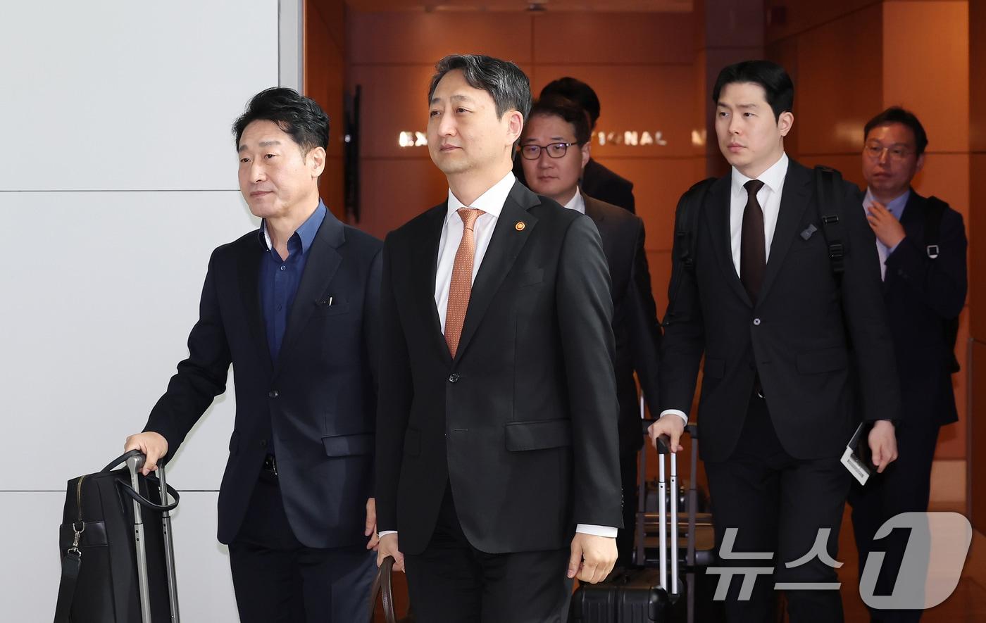 안덕근 산업통상자원부 장관이 지난 6일 인천국제공항 제1터미널에서 체코 두코바니 신규 원전 계약 체결을 위해 출국하는 모습./2025.5.6/뉴스1 ⓒ News1 장수영 기자