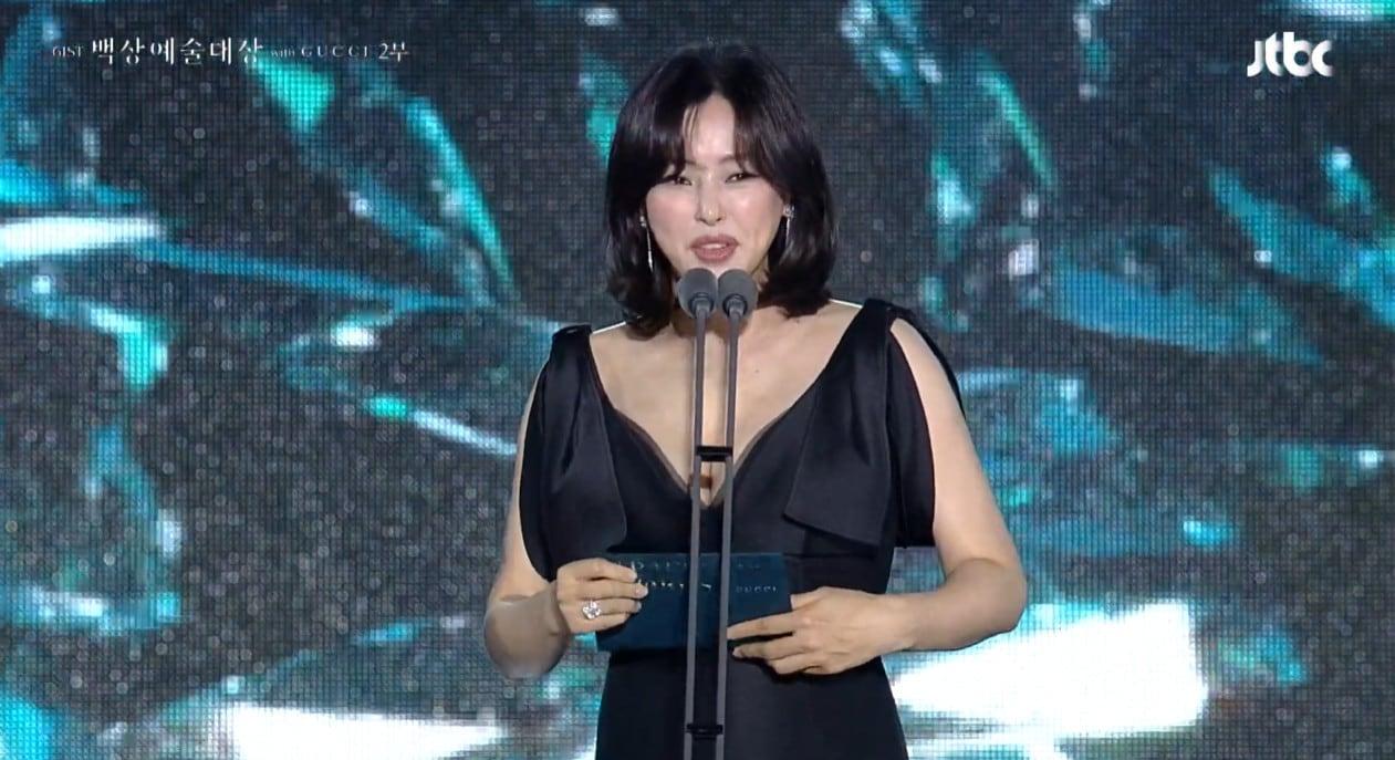 본문 이미지 - 이하늬('제61회 백상예술대상 with 구찌' 갈무리)