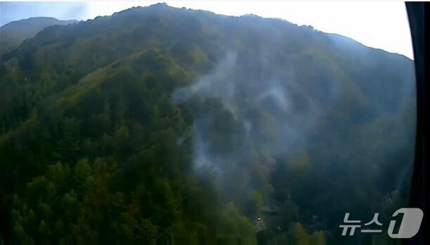 본문 이미지 - 6일 평창 대관령면 산불 현장.(동부지방산림청 제공 영상 캡처, 재판매 및 DB 금지) 2025.5.6/sbtm1